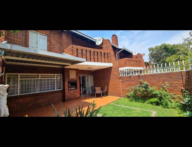 3 BEDROOM TOWNHOUSE FOR SALE IN BEDFORD GARDENS
